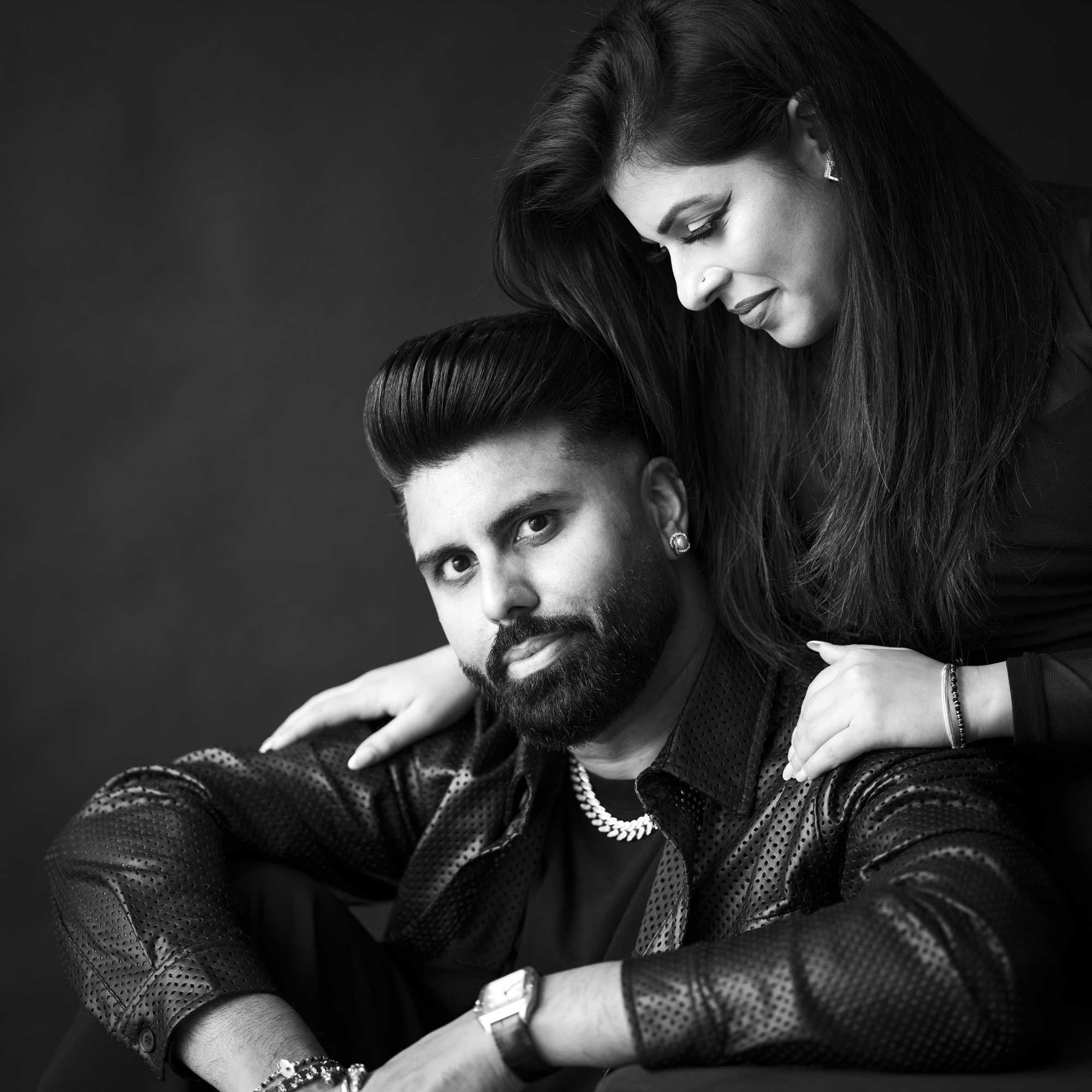 Couple-indian-looking-at-him Couple-indian-looking-at-him